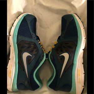 ⭐️Nike dual fusion women’s sneakers. Live Strong.